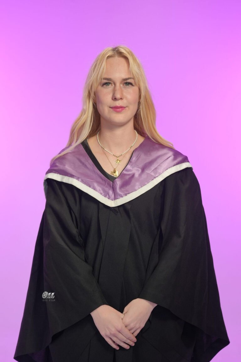 RMIT University Bachelor’s Business graduation gown and hood