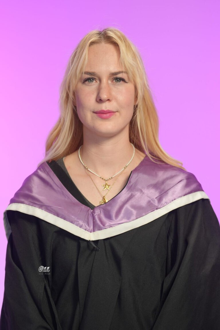 RMIT University Bachelor’s Business graduation gown and hood