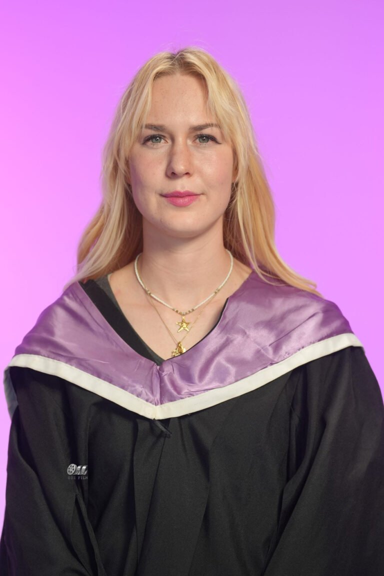 RMIT University Bachelor’s Business graduation gown and hood