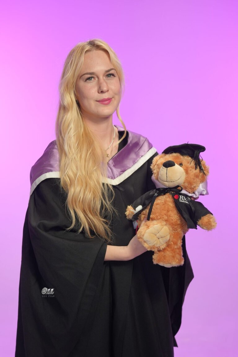 RMIT University Bachelor’s Business graduation gown and hood