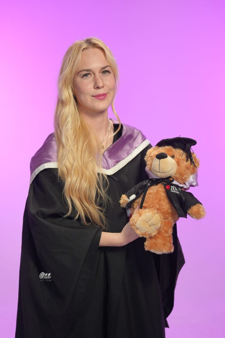 RMIT University Bachelor’s Business graduation gown and hood