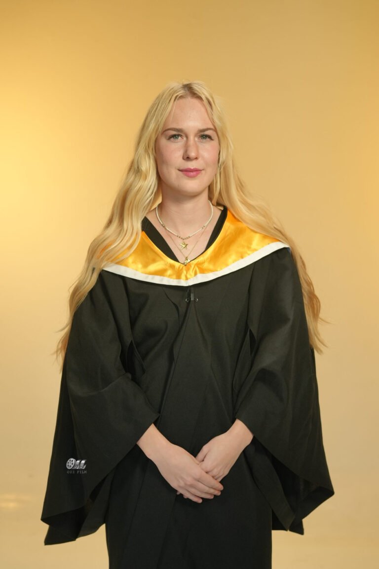 The University of Melbourne Bachelor’s Engineering IT graduation gown and hood