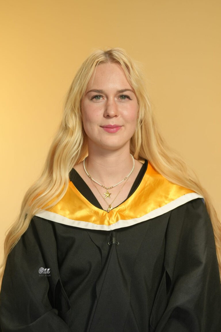 The University of Melbourne Bachelor’s Engineering IT graduation gown and hood