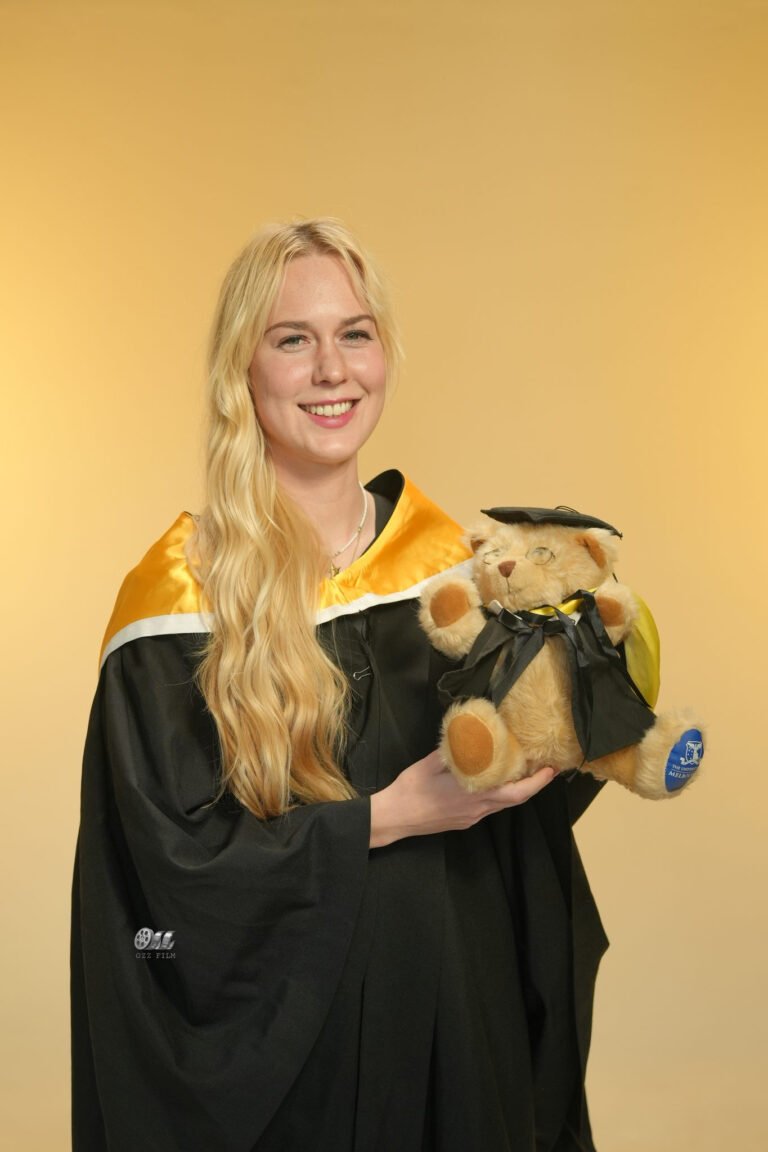 The University of Melbourne Bachelor’s Engineering IT graduation gown and hood