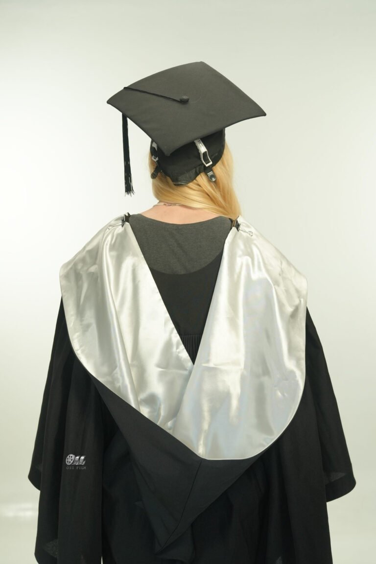 The University of Melbourne Master’s Law graduation gown and hood