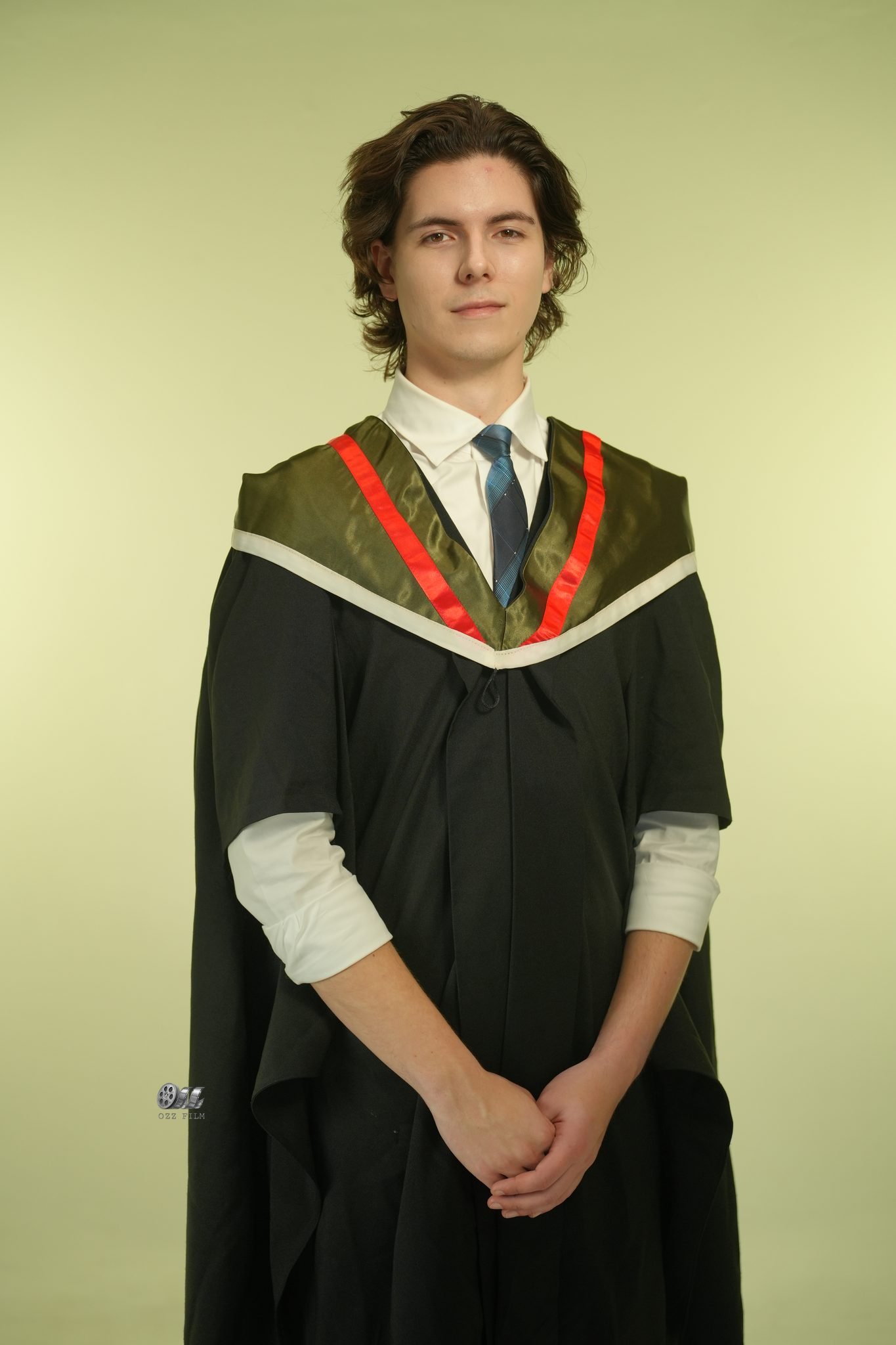 The University of Melbourne Bachelor’s Biomedicine graduation gown and hood