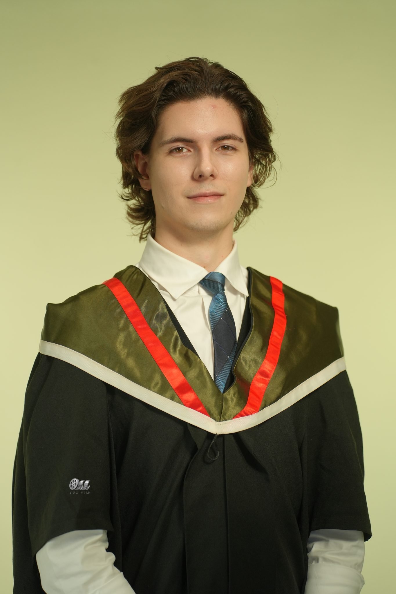 The University of Melbourne Bachelor’s Biomedicine graduation gown and hood