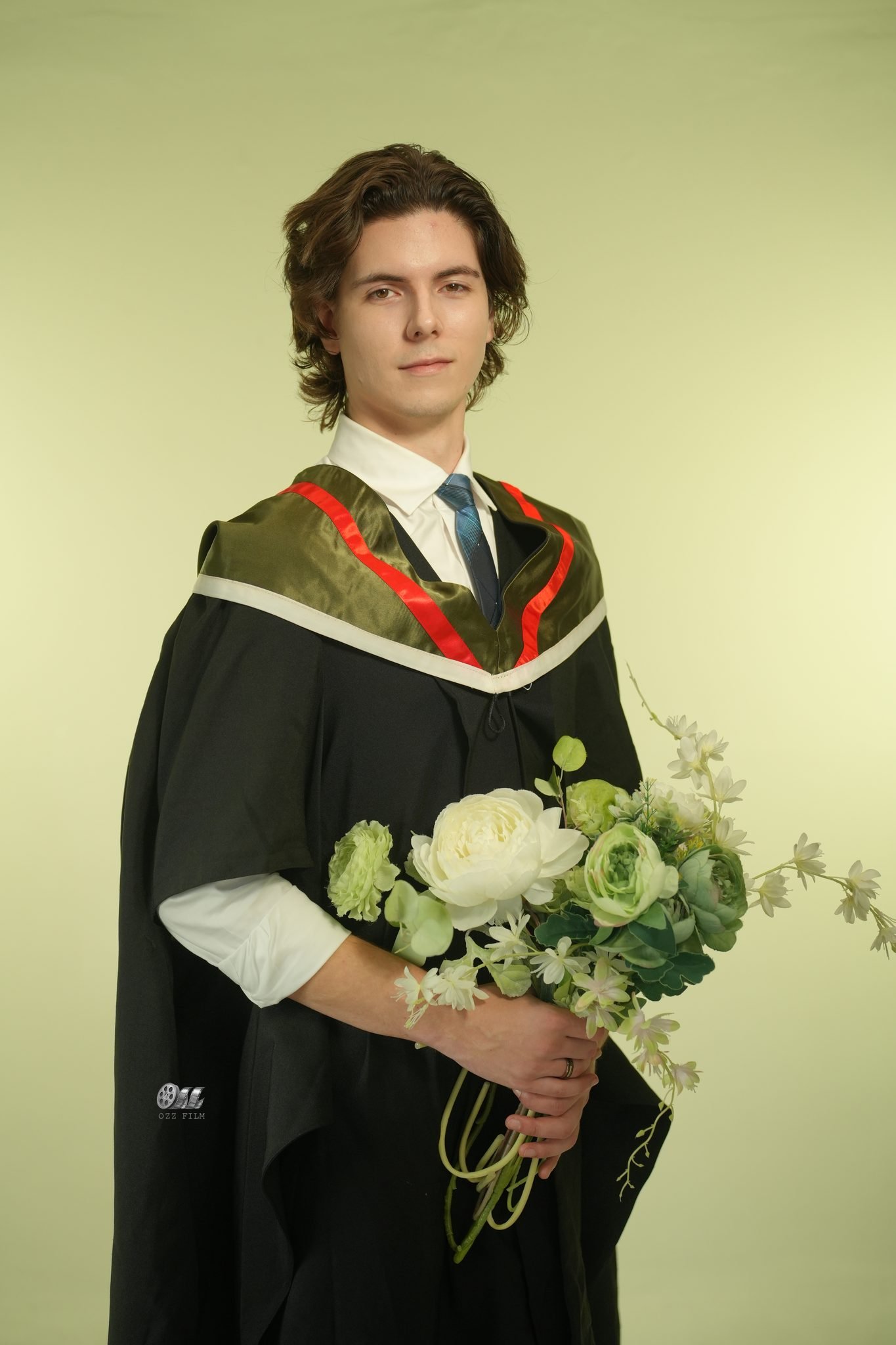 The University of Melbourne Bachelor’s Biomedicine graduation gown and hood