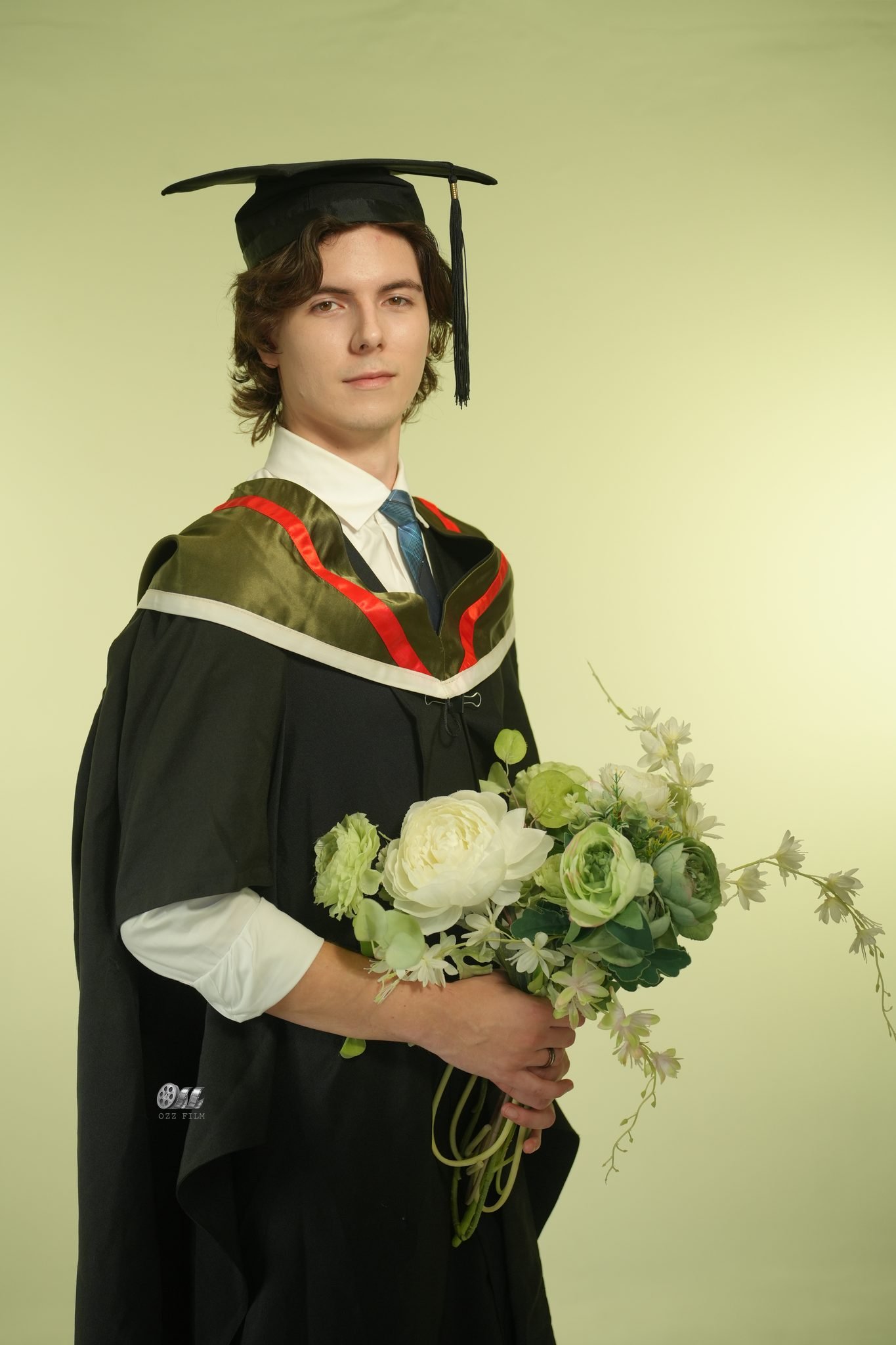 The University of Melbourne Bachelor’s Biomedicine graduation gown and hood