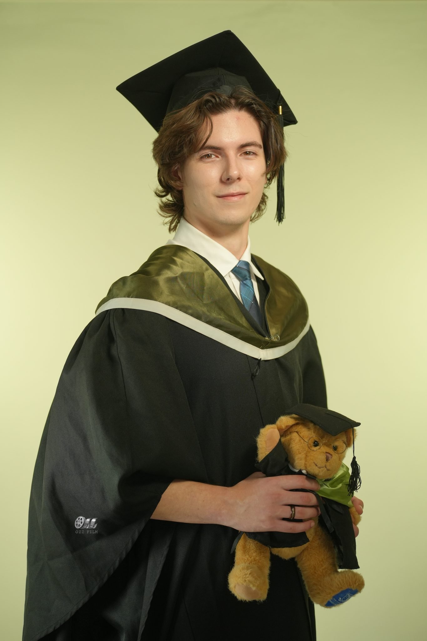The University of Melbourne Bachelor’s Science graduation gown and hood